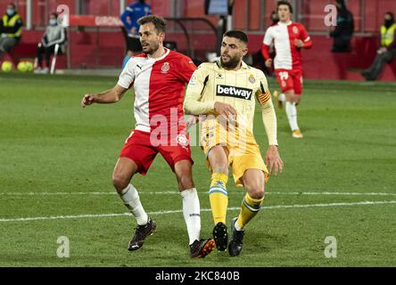 Cristhian Stuani und David Lopez während des Spiels zwischen dem FC Girona und der RCD Espanyol, das der 22. Woche der Liga Smartbank entspricht, spielte am 23.. Januar 2021 im Montilivi-Stadion in Girona, Spanien. -- (Foto von Urbanandsport/NurPhoto) Stockfoto