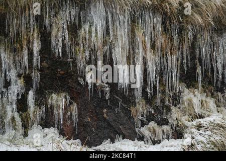 Eiszapfen bei Wicklow Gap, Co. Wicklow, gesehen im Winterwetter, nachdem ein Großteil des Landes mit Schnee bedeckt war. Am Sonntag, den 24. Januar 2021, in Dublin, Irland. (Foto von Artur Widak/NurPhoto) Stockfoto