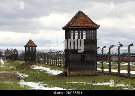 Wachtürme im ehemaligen nationalsozialistischen Konzentrationslager Auschwitz II-Birkenau am 23. Januar 2021 in Brzezinka bei Oswiecim, Polen. Am 27. Januar jährt sich die Befreiung des Lagers zum 76.. Mal. Die diesjährige Gedenkfeier wird aufgrund der Coronavirus-Pandemie online stattfinden. (Foto von Jakub Porzycki/NurPhoto) Stockfoto