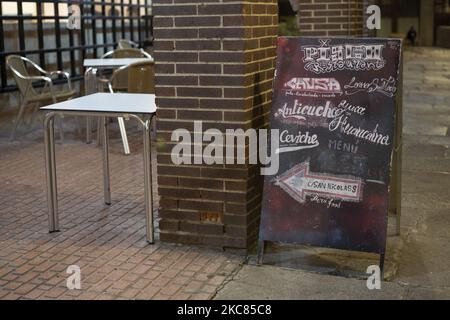 Ein Restaurant am letzten Abend der Schließung von Bars und Restaurants um 10 Uhr, in Madrid (Spanien), am 24. Januar 2021. Die Gemeinschaft von Madrid hat die Beschränkungen am vergangenen Freitag, dem 22. Januar, nach der Zunahme der Coronavirus-Fälle verlängert. Die wichtigsten Maßnahmen sind die Schließung von Hotels und Geschäften um 9 Uhr und die Ausgangssperre um 10 Uhr (Foto von Oscar Gonzalez/NurPhoto) Stockfoto