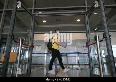 Passagiere mit Gesichtsmasken, Gesichtsschutz, Handschuhen und anderen Sicherheitsmaßnahmen werden vor dem Abflug am internationalen Flughafen Thessaloniki Makedonia SKG LGTS während der Ära der Coronavirus-Pandemie Covid-19 im Flughafenterminal gesehen. Es kommt eine zweite Welle, während die Fälle zunehmen, Gesichtsmask obligatorisch wird, soziale Distanzierungsmaßnahmen und Desinfektionsmittel überall sind, während neue Sperren oder Mini-Lockdown, Verkehrsverbot, Reisebeschränkungen oder Ausgangssperre von Regierungen auferlegt werden. Die Verwendung eines Facemask- und eines PCR-Negativtests sowie eines mehrfachen Schnelltests ist erforderlich Stockfoto