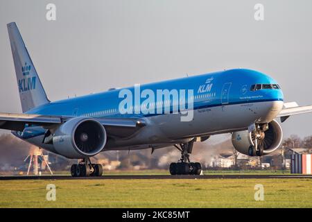 KLM Royal Dutch Airlines Boeing 777-300-Flugzeuge, gesehen beim letzten Anflug und bei der Landung auf der Start- und Landebahn Polderbaan am Flughafen Amsterdam Schiphol AMS EHAM. Das Großkarosserie-Langstreckenflugzeug hat die Registrierung PH-BVI und den Namen Nationaal Park Vuurland / Tierra del Fuego National Park, während es von 2x GE-Düsenmotoren angetrieben wird. KLM ist die unter der Flagge der Niederlande befindliche Fluggesellschaft und Mitglied der SkyTeam-Luftfahrtallianz, der ältesten Fluggesellschaft der Welt, die zur Air France-KLM-Gruppe gehört. Die Luftfahrtindustrie und die Fluggesellschaften mussten aufgrund der Coronavirus-Pandemie Covid-19 einen Rückgang des Passagierverkehrs hinnehmen. Nach dem neuen Stockfoto