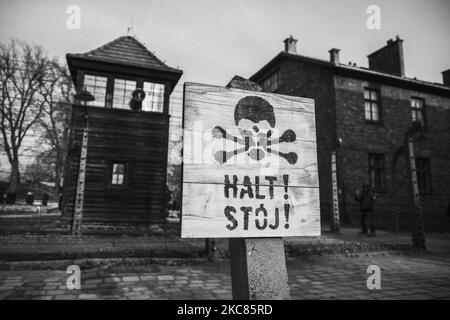 (ANMERKUNG DES HERAUSGEBERS: Bild wurde in Schwarzweiß konvertiert) Halt! (Stopp!) schild am 26. Januar 2020 im ehemaligen KZ-Vernichtungslager Auschwitz I in Oswiecim, Polen. (Foto von Beata Zawrzel/NurPhoto) Stockfoto