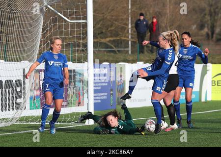 Megan Borthwick und Ellie Christon von Durham Women schaffen es, den Ball unter dem Druck von London Bees' Amelia HAZARD während des Spiels der FA Women's Championship zwischen Durham Women und London Bees am Sonntag, dem 24.. Januar 2021, im Maiden Castle, Durham City, wegzukrachen. (Foto von Mark Fletcher/MI News/NurPhoto) Stockfoto