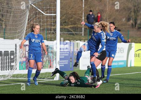 Megan Borthwick und Ellie Christon von Durham Women schaffen es, den Ball unter dem Druck von London Bees' Amelia HAZARD während des Spiels der FA Women's Championship zwischen Durham Women und London Bees am Sonntag, dem 24.. Januar 2021, im Maiden Castle, Durham City, wegzukrachen. (Foto von Mark Fletcher/MI News/NurPhoto) Stockfoto