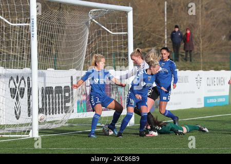 Megan Borthwick, Ellie Christon und Beth Hepple von Durham Women schaffen es, den Ball unter dem Druck der AMELIA-GEFAHR von London Bees während des Spiels der FA Women's Championship zwischen Durham Women und London Bees im Maiden Castle, Durham City, am Sonntag, dem 24.. Januar 2021, wegzukrachen. (Foto von Mark Fletcher/MI News/NurPhoto) Stockfoto