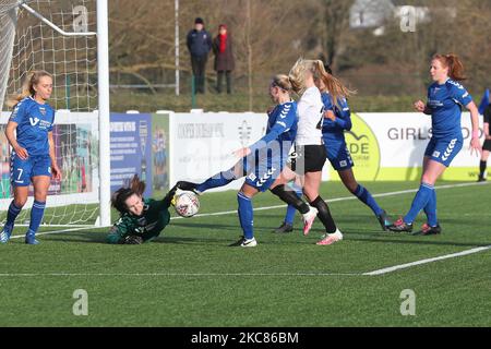 Megan Borthwick und Ellie Christon von Durham Women schaffen es, den Ball unter dem Druck von London Bees' Amelia HAZARD während des Spiels der FA Women's Championship zwischen Durham Women und London Bees am Sonntag, dem 24.. Januar 2021, im Maiden Castle, Durham City, wegzukrachen. (Foto von Mark Fletcher/MI News/NurPhoto) Stockfoto