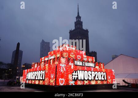 Eine beleuchtete Pyramide wird als Teil des bevorstehenden Grand Finale des Großen Orchesters der Weihnachtshilfe in Warschau, Polen, am 25. Januar 2021 gebaut. Das Great Orchestra of Christmas Charity (WOSP) ist eine jährliche Wohltätigkeitsveranstaltung zur Spendenbeschaffung für Kinder- und Altenpflege. Der Fonds ist der größte seiner Art in Polen und konnte im Jahr 2019 fast 50 Millionen US-Dollar aufbringen. Die NGO und ihre Aktivitäten wurden von der konservativen Regierung von Law and Justice und den öffentlichen Fernsehsendern, die es vorziehen, dass Menschen ihr Geld an katholische Wohltätigkeitsorganisationen spenden, gemieden. Die diesjährige Fi Stockfoto