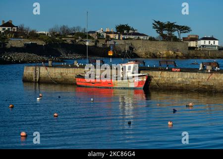 Blick auf ein Fischerboot im Bullock Harbour in Glenageary, Dublin, während der Covid-19-Sperre auf Level 5 leer. Am Montag, den 25. Januar 2021, in Dublin, Irland. (Foto von Artur Widak/NurPhoto) Stockfoto