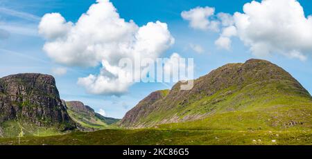 Der Pass der Rinder, eine gewundene einspurige Straße durch die Berge der Halbinsel Applecross, in Wester Ross, Schottische Highlands. Hohe Klippe wie Mo Stockfoto