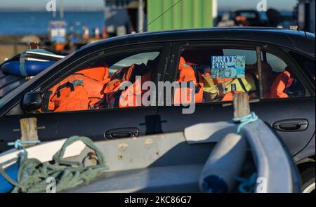 Ein Auto voller Schwimmwesten, das während der Covid-19-Sperre auf Ebene 5 am Pier im Bullock Harbour in Glenageary, Dublin, geparkt wurde. Am Montag, den 25. Januar 2021, in Dublin, Irland. (Foto von Artur Widak/NurPhoto) Stockfoto