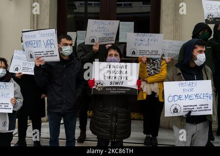 Mitarbeiter von Restaurants und Cafés, die aufgrund der COVID-19-Pandemie ihre Arbeitsplätze verloren haben, organisierten am 25. Januar 2021 einen stillen Protest in Istanbul, Türkei. Als Teil der Kontaminationsmaßnahmen haben alle Restaurants und Cafés auf Takeaway-Service umgestellt, und viele der Bedienungen haben ihre Arbeit verloren. Die Bediensteten forderten finanzielle Unterstützung von der Regierung. Sie forderten, dass der Mindestlohn an alle Arbeitnehmer gezahlt wird und dass ihre Versicherungsprämien gezahlt werden. (Foto von Erhan Demirtas/NurPhoto) Stockfoto