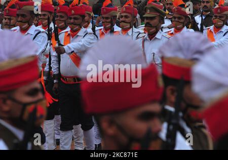 Polizeibeamte aus Uttar Pradesh marschieren am Tag der Republik in Allahabad am 26,2021. Januar entlang der Polizeilinien. (Foto von Ritesh Shukla/NurPhoto) Stockfoto