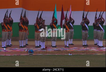 Polizeibeamte aus Uttar Pradesh marschieren am Tag der Republik in Allahabad am 26,2021. Januar entlang der Polizeilinien. (Foto von Ritesh Shukla/NurPhoto) Stockfoto