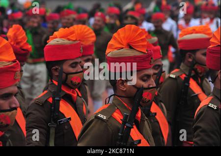 Polizeibeamte aus Uttar Pradesh marschieren am Tag der Republik in Allahabad am 26,2021. Januar entlang der Polizeilinien. (Foto von Ritesh Shukla/NurPhoto) Stockfoto