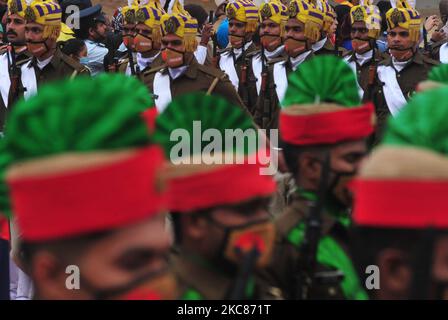 Polizeibeamte aus Uttar Pradesh marschieren am Tag der Republik in Allahabad am 26,2021. Januar entlang der Polizeilinien. (Foto von Ritesh Shukla/NurPhoto) Stockfoto