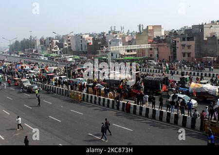 Am 26. Januar 2021 nehmen Landwirte an einer Traktorkundgebung Teil, um gegen neue Agrargesetze zu protestieren, anlässlich des indischen Republiktags in der Nähe von Akshardham in Neu-Delhi, Indien. Die Hauptstadt erlebte gewalttätige Szenen, als Bauern mit der Polizei zusammenprallen, Barrikaden durchbrachen und das Rote Fort stürmten und die Polizei mit Tränengasen und Lathi-Anschuld reagierte. (Foto von Mayank Makhija/NurPhoto) Stockfoto