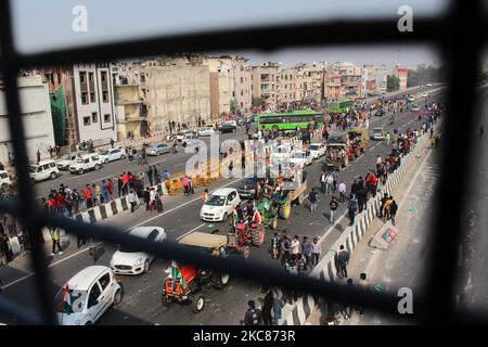 Am 26. Januar 2021 nehmen Landwirte an einer Traktorkundgebung Teil, um gegen neue Agrargesetze zu protestieren, anlässlich des indischen Republiktags in der Nähe von Akshardham in Neu-Delhi, Indien. Die Hauptstadt erlebte gewalttätige Szenen, als Bauern mit der Polizei zusammenprallen, Barrikaden durchbrachen und das Rote Fort stürmten und die Polizei mit Tränengasen und Lathi-Anschuld reagierte. (Foto von Mayank Makhija/NurPhoto) Stockfoto