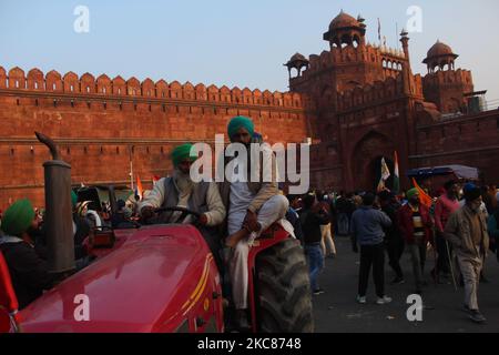 Während eines Protestes gegen die Agrargesetze anlässlich des indischen Nationalfeiertags am 26. Januar 2021 in Neu-Delhi, Indien, werden Bauern im historischen Roten Fort gesehen. Die Hauptstadt erlebte gewalttätige Szenen, als Bauern mit der Polizei zusammenprallen, Barrikaden durchbrachen und das Rote Fort stürmten und die Polizei mit Tränengasen und Lathi-Anschuld reagierte. (Foto von Mayank Makhija/NurPhoto) Stockfoto