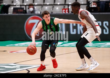 Neno Dimitrijevic vom Club Joventut Badalona im Einsatz mit Abdoulaye Ndoye von AS Monaco während des Eurocup 7 Days Top 16 Round 3-Spiels zwischen Club Joventut Badalona und AS Monaco im Pabellon Olimpico de Badalona in Barcelona, Spanien. (Foto von David Ramirez/DAX Images/NurPhoto) Stockfoto