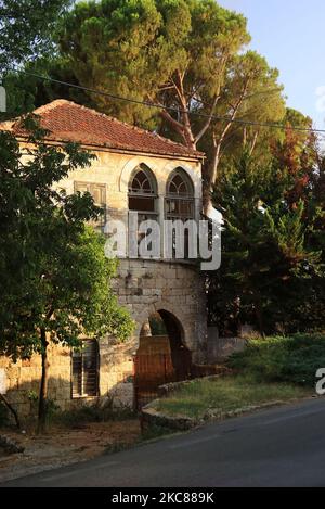 Ein traditionelles Haus in einem libanesischen Dorf mit kaputten Fenstern. Stockfoto