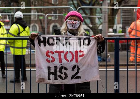 Ein Umweltaktivist der Rebellion von HS2 protestiert, als die Polizei am 27. Januar 2021 in London, England, eine Operation zur Abstellung des Lagerplatzes ‘Stop HS2’ in den Euston Square Gardens durchgeführt hat. Trotz der Räumungen bleibt eine kleine Gruppe von Aktivisten in einem Tunnel, der heimlich unter dem Gelände errichtet wurde, um die nächste Phase der Arbeiten am Hochgeschwindigkeitsbahnprojekt zu verhindern, das London mit Birmingham, Manchester und Leeds verbinden soll. (Foto von Wiktor Szymanowicz/NurPhoto) Stockfoto