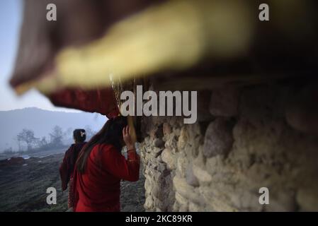 Ein nepalesischer Hindu-Anhänger, der während eines einmonatigen Madhav Narayan Festivals rituelles Gebet anbietet, oder Swasthani Brata Katha in Sankhu, Kathmandu, Nepal am Donnerstag, 28. Januar 2020. Nepalesische Hindu-Frauen beobachten ein Fasten und beten zur Göttin Swasthani für ein langes Leben ihrer Ehemänner und den Wohlstand ihrer Familie während einer einmonatigen Fastenfestfeier. Der Ausschuss von Salinadi Mela hat aufgrund der COVID-19-Pandemie für dieses Jahr maximal 50 Anhänger festgesetzt. (Foto von Narayan Maharjan/NurPhoto) Stockfoto