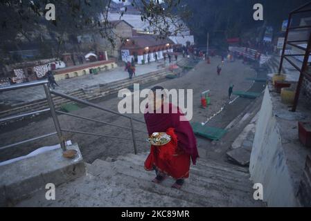 Ein nepalesischer Hindu-Anhänger, der während eines einmonatigen Madhav Narayan Festivals rituelles Gebet anbietet, oder Swasthani Brata Katha in Sankhu, Kathmandu, Nepal am Donnerstag, 28. Januar 2020. Nepalesische Hindu-Frauen beobachten ein Fasten und beten zur Göttin Swasthani für ein langes Leben ihrer Ehemänner und den Wohlstand ihrer Familie während einer einmonatigen Fastenfestfeier. Der Ausschuss von Salinadi Mela hat aufgrund der COVID-19-Pandemie für dieses Jahr maximal 50 Anhänger festgesetzt. (Foto von Narayan Maharjan/NurPhoto) Stockfoto