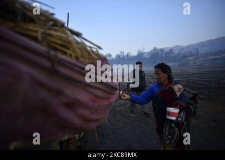 Ein nepalesischer Hindu-Anhänger, der während eines einmonatigen Madhav Narayan Festivals rituelles Gebet anbietet, oder Swasthani Brata Katha in Sankhu, Kathmandu, Nepal am Donnerstag, 28. Januar 2020. Nepalesische Hindu-Frauen beobachten ein Fasten und beten zur Göttin Swasthani für ein langes Leben ihrer Ehemänner und den Wohlstand ihrer Familie während einer einmonatigen Fastenfestfeier. Der Ausschuss von Salinadi Mela hat aufgrund der COVID-19-Pandemie für dieses Jahr maximal 50 Anhänger festgesetzt. (Foto von Narayan Maharjan/NurPhoto) Stockfoto