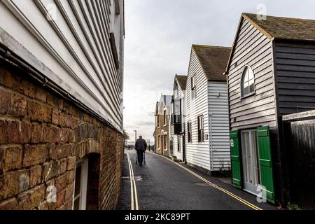 Ein älterer Mann wird an einem kalten Wintertag in Whitstable auf einer schmalen Straße laufen sehen, die südwestliche Küstenstadt Englands, in der die strikte Coronavirus-Sperre - Tier 4-Bleib-im-Haus-Politik - im Vereinigten Königreich aufgrund der erhöhten Anzahl von Covid-19-Fällen im Land - 28. Januar 2021 - fortgesetzt wird. Sport treiben und zur Arbeit gehen sind Ausnahmen in der Politik des Aufenthalts zu Hause. (Foto von Dominika Zarzycka/NurPhoto) Stockfoto