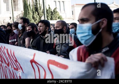 Universitätsstudenten nehmen an einem Protest gegen den Regierungsbeschluss über die für das Bildungssystem in Athen, Griechenland, geplanten Änderungen am 28. Januar 2021 Teil. (Foto von Nikolas Kokovlis/NurPhoto) Stockfoto