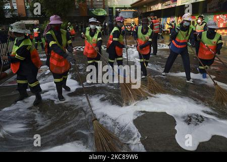 Thailändische Arbeiter desinfizieren vor der Wiedereröffnung in Bangkok, Thailand, am 28. Januar 2021 eine Schule. (Foto von Anusak Laowias/NurPhoto) Stockfoto