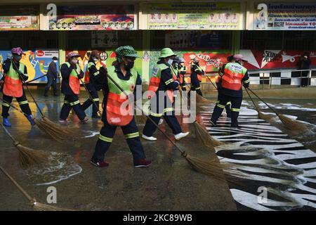 Thailändische Arbeiter desinfizieren vor der Wiedereröffnung in Bangkok, Thailand, am 28. Januar 2021 eine Schule. (Foto von Anusak Laowias/NurPhoto) Stockfoto