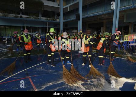 Thailändische Arbeiter desinfizieren vor der Wiedereröffnung in Bangkok, Thailand, am 28. Januar 2021 eine Schule. (Foto von Anusak Laowias/NurPhoto) Stockfoto