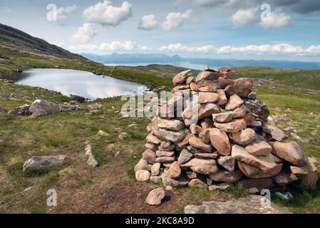 Der Gipfel des „Pass of the Cattle“, Loch Kishorn darunter, verwinkelte einspurige Straße führt durch die Berge der Halbinsel Applecross, in Wester Ross, Scottish Highl Stockfoto
