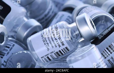 Leere Fläschchen des Pfizer COVID-19-Impfstoffs werden an einer vom Lake County Health Department am 28. Januar 2021 in Groveland, Florida, betriebenen Drive-Thru-Impfstelle gesehen. Senioren 65 und älter warteten stundenlang in der Schlange, um geimpft zu werden. (Foto von Paul Hennessy/NurPhoto) Stockfoto