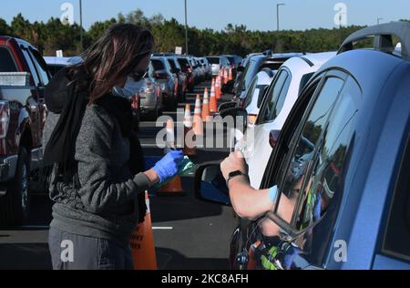 Senioren ab 65 Jahren warten stundenlang in der Schlange, um den Pfizer COVID-19-Impfstoff an einer vom Lake County Health Department am 28. Januar 2021 in Groveland, Florida, betriebenen Drive-Thru-Impfstelle zu erhalten. (Foto von Paul Hennessy/NurPhoto) Stockfoto