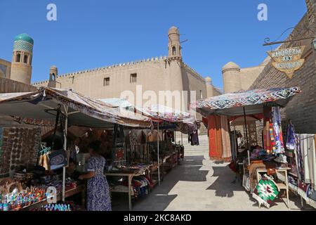 Souvenirstände vor Allah Kuli Khan Madrasa, Ichan Kala (innere Festung), Khiva, Provinz Khorezm, Usbekistan, Zentralasien Stockfoto