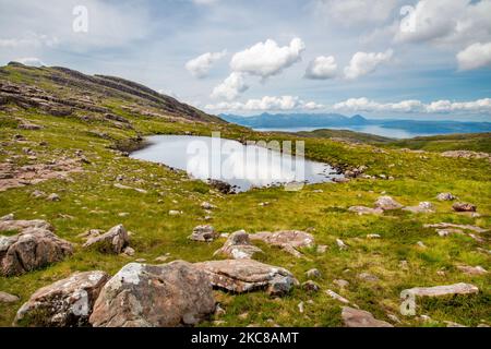 Der Gipfel des „Pass of the Cattle“, Loch Kishorn darunter, verwinkelte einspurige Straße führt durch die Berge der Halbinsel Applecross, in Wester Ross, Scottish Highl Stockfoto