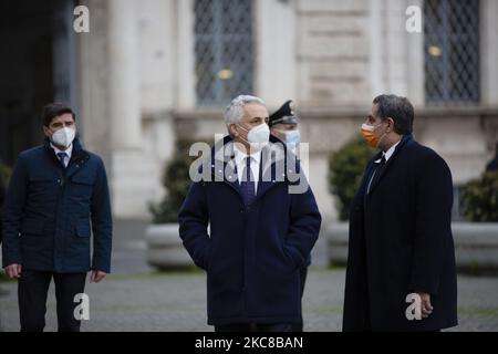 Gaetano Quagliariello (C) und Giovanni Toti (R) von Mitte-Rechts-Parteien treffen sich im Quirinale-Palast zu einem Treffen mit dem italienischen Präsidenten Sergio Mattarella zur Bildung einer neuen Regierung nach dem Rücktritt des Premierministers Giuseppe Conte, Italien, 29. Januar 2021. (Foto von Christian Minelli/NurPhoto) Stockfoto