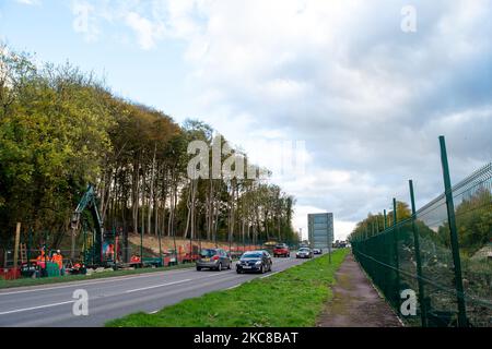 Wendover, Buckinghamshire, Großbritannien. 4.. November 2022. Die A413 von Wendover ist jetzt nicht mehr zu erkennen, da HS2 so viele Bäume gefällt haben. Das kleine Dean-Viadukt mit der Hochgeschwindigkeitsbahn HS2 in der Nähe von Wendover. HS2 bauen ein 350 Meter langes Viadukt über die A413 und die Chilterner Eisenbahnlinie. HS2 haben Road Barn Farm abgerissen und Hunderte von Bäumen entlang der kleinen Dean Lane und auf beiden Seiten der A413 gefällt. Stopp HS2 Demonstranten lebten früher vor den A413 im Wendover Active Resistance Camp zwei Jahre lang in den Wäldern. Der Öko-Aktivist Dan Hooper, bekannt als Swampy, und andere tummelten im Pro unter den Wäldern Stockfoto