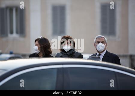 Mitglieder der Mitte-Rechts-Parteien Maria Stella Gelmini (L), Anna Maria Bernini (C) und Antonio Tajani (R) verlassen das Land nach einem Treffen mit dem italienischen Präsidenten Sergio Mattarella im Quirinale-Palast, um nach dem Rücktritt des italienischen Ministerpräsidenten Giuseppe Conte am 29. Januar 2021 eine neue Regierung zu bilden. (Foto von Christian Minelli/NurPhoto) Stockfoto