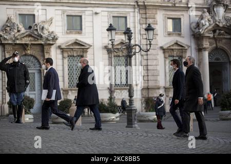 Der Führer der 5-Sterne-Bewegung Italiens, Vito Crimi (3L), kommt zu einem Treffen mit dem italienischen Präsidenten Sergio Mattarella im Quirinale-Palast, um nach dem Rücktritt von Premierminister Giuseppe Conte, Italien, am 29. Januar 2021, eine neue Regierung zu bilden. (Foto von Christian Minelli/NurPhoto) Stockfoto