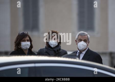 Mitglieder der Mitte-Rechts-Parteien Maria Stella Gelmini (L), Anna Maria Bernini (C) und Antonio Tajani (R) verlassen das Land nach einem Treffen mit dem italienischen Präsidenten Sergio Mattarella im Quirinale-Palast, um nach dem Rücktritt des italienischen Ministerpräsidenten Giuseppe Conte am 29. Januar 2021 eine neue Regierung zu bilden. (Foto von Christian Minelli/NurPhoto) Stockfoto