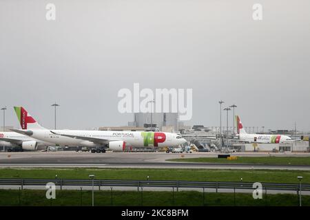 AM 29. Januar 2021 WERDEN AUF dem internationalen Flughafen von Lissabon, in Portugal, FLUGZEUGE DER TAP Air Portugal, gesehen. Die portugiesische Regierung verlängert die landesweite Sperrung bis Mitte Februar und hat eine zweiwöchige Beschränkung der Auslandsreisen für ihre Staatsangehörigen angekündigt, da sie versucht, die besorgniserregende Ausbreitung des Coronavirus einzudämmen, das ihre Krankenhäuser über ihre Kapazitätsgrenzen hinaus bringt. (Foto von Pedro FiÃºza/NurPhoto) Stockfoto