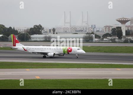 Ein Flugzeug DER TAP Air Portugal ist am 29. Januar 2021 auf dem internationalen Flughafen von Lissabon in Portugal zu sehen. Die portugiesische Regierung verlängert die landesweite Sperrung bis Mitte Februar und hat eine zweiwöchige Beschränkung der Auslandsreisen für ihre Staatsangehörigen angekündigt, da sie versucht, die besorgniserregende Ausbreitung des Coronavirus einzudämmen, das ihre Krankenhäuser über ihre Kapazitätsgrenzen hinaus bringt. (Foto von Pedro FiÃºza/NurPhoto) Stockfoto