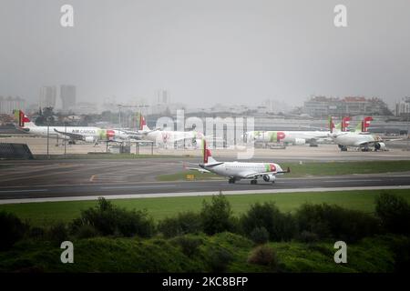 AM 29. Januar 2021 WERDEN AUF dem internationalen Flughafen von Lissabon, in Portugal, FLUGZEUGE DER TAP Air Portugal, gesehen. Die portugiesische Regierung verlängert die landesweite Sperrung bis Mitte Februar und hat eine zweiwöchige Beschränkung der Auslandsreisen für ihre Staatsangehörigen angekündigt, da sie versucht, die besorgniserregende Ausbreitung des Coronavirus einzudämmen, das ihre Krankenhäuser über ihre Kapazitätsgrenzen hinaus bringt. (Foto von Pedro FiÃºza/NurPhoto) Stockfoto