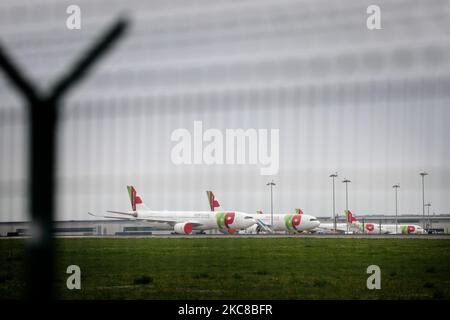 AM 29. Januar 2021 WERDEN AUF dem internationalen Flughafen von Lissabon, in Portugal, FLUGZEUGE DER TAP Air Portugal, gesehen. Die portugiesische Regierung verlängert die landesweite Sperrung bis Mitte Februar und hat eine zweiwöchige Beschränkung der Auslandsreisen für ihre Staatsangehörigen angekündigt, da sie versucht, die besorgniserregende Ausbreitung des Coronavirus einzudämmen, das ihre Krankenhäuser über ihre Kapazitätsgrenzen hinaus bringt. (Foto von Pedro FiÃºza/NurPhoto) Stockfoto