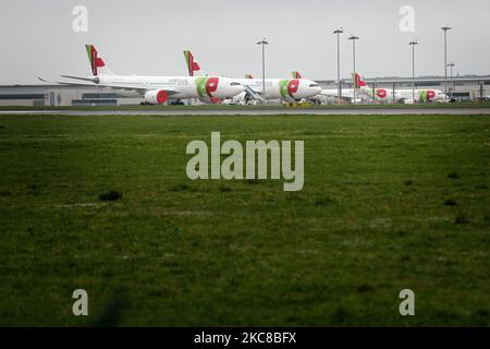 AM 29. Januar 2021 WERDEN AUF dem internationalen Flughafen von Lissabon, in Portugal, FLUGZEUGE DER TAP Air Portugal, gesehen. Die portugiesische Regierung verlängert die landesweite Sperrung bis Mitte Februar und hat eine zweiwöchige Beschränkung der Auslandsreisen für ihre Staatsangehörigen angekündigt, da sie versucht, die besorgniserregende Ausbreitung des Coronavirus einzudämmen, das ihre Krankenhäuser über ihre Kapazitätsgrenzen hinaus bringt. (Foto von Pedro FiÃºza/NurPhoto) Stockfoto