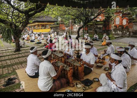 Eine Gruppe Balinesen trägt Masken, während sie während der Zeremonie von der Göttin des Wissens, der Göttin des Wissens, inmitten der COVID-19-Pandemie am 30 2021. Januar im Jagatnatha-Tempel von Denpasar, Bali, Indonesien, traditionelle Musikinstrumente spielen. Aufgrund der Zunahme von COVID-19-Infektionen auf der ganzen Insel verhängt die Regierung Beschränkungen für öffentliche Aktivitäten. Indonesien hat mehr als eine Million Fälle von COVID-19 gemeldet und ist damit die höchste Zahl in Südostasien. (Foto von Johanes Christo/NurPhoto) Stockfoto